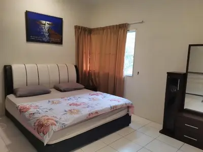 a bedroom with a bed in a room with a window at Ummus Homestay in Tanah Rata