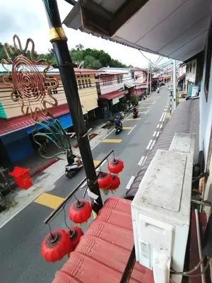 a view of a street with red lanterns on a building at \u90a6\u54af\u5c9b\u6f2b\u753b\u6c11\u5bbf in Pangkor