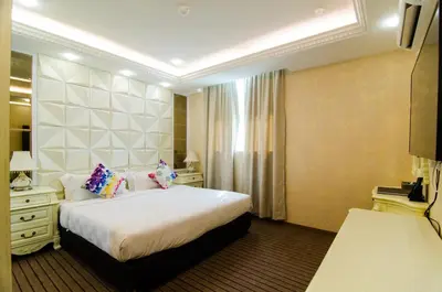 a hotel room with a bed and a mirror at Mornington Hotel Sitiawan in Sitiawan