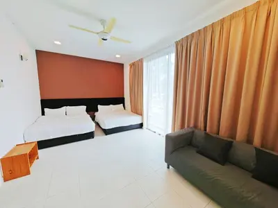 a living room with two beds and a couch at 2a\u8c6a\u534e\u4e09\u5c42\u6392\u5c4b6\u623f6\u6d74\u5ba4\u5bb6\u5ead\u805a\u4f1a\u7ed3\u5a5a\u751f\u65e5USM\u69df\u5a01\u5927\u6865SPICE\u4f1a\u5c55\u4e2d\u5fc3\u4e54\u6cbb\u5e02 in Gelugor