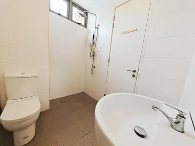 a white bathroom with a toilet and a sink at 2a\u8c6a\u534e\u4e09\u5c42\u6392\u5c4b6\u623f6\u6d74\u5ba4\u5bb6\u5ead\u805a\u4f1a\u7ed3\u5a5a\u751f\u65e5USM\u69df\u5a01\u5927\u6865SPICE\u4f1a\u5c55\u4e2d\u5fc3\u4e54\u6cbb\u5e02 in Gelugor