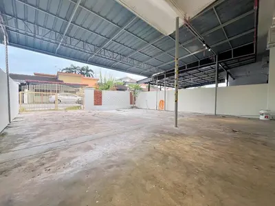a large empty parking lot in a building at \u5b85\u4e00\u8d77 Tonight29 Ipoh City 14Pax SmartTV Netflix 5G in Ipoh