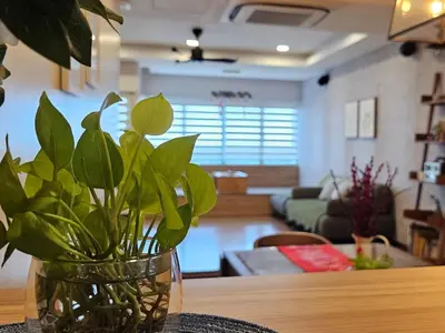 a vase with a plant sitting on a table at \u65e5\u5f0f10\u697c7\u53f7 Comfy Japanese Style Unblocked Paddy View in Sekincan
