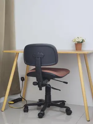 a black office chair sitting at a desk at Dirgahayu Homestay III Serindit in Kulim