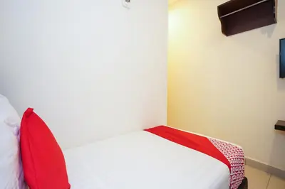 a small bedroom with a red and white bed at Dancenter Near Petronas Kampung Koh, Jj Hotel in Kampung Koh