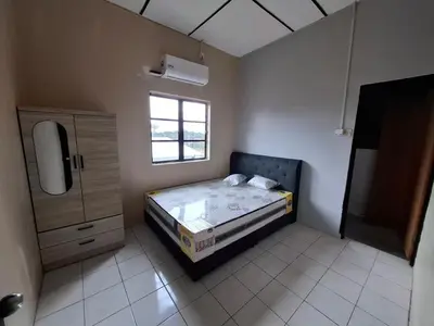 a small bedroom with a bed and a window at Family Homestay Bidor in Gua Sai