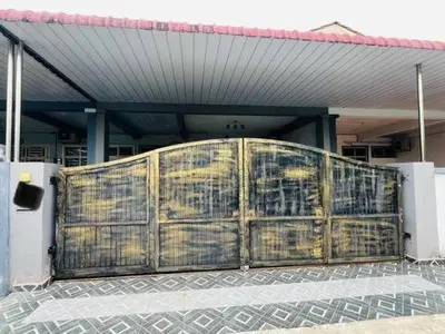 a building with a fence in front of it at Pa&Ma HomeStay Kulim III 3R2B FullyAircond in Gua Sai