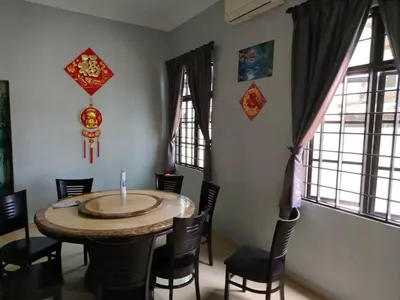 a dining room with a table and chairs and windows at \u660e\u56fd\u6c11\u5bbf in Gua Sai