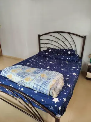 a bed with a blue comforter with stars on it at \u660e\u56fd\u6c11\u5bbf in Gua Sai