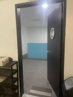 a black door in a room with a blue screen at \u5343\u5c9b\u7f8e\u4eba\u9c7c\u9152\u5e97 in Gua Sai