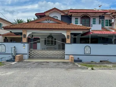 a house with a gate and a driveway at M S Villa Homestay Ayer Tawar in Ayer Tawar