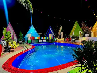 a large swimming pool in front of a group of houses at Capital O 91167 Gemilang Candi Resort in Kampong Baru