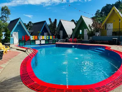 a large swimming pool with a red rim around it at Capital O 91167 Gemilang Candi Resort in Kampong Baru