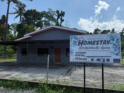 a sign in front of a house at Homestay Maahad Tahfiz Kemukjizatan Al-Quran in Gerik