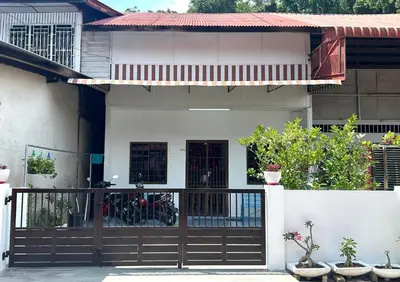 a house with a wooden gate in front of it at Wenya Elegant Homestay \u5927\u4e38\u6587\u96c5\u540d\u5bbf in Pangkor