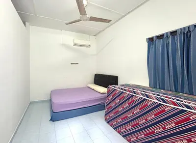 a small room with a purple bed and a ceiling at Wenya Elegant Homestay \u5927\u4e38\u6587\u96c5\u540d\u5bbf in Pangkor