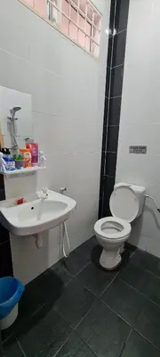 a bathroom with a toilet and a sink at Ruma Inn Homestay Perlis in Gua Sai