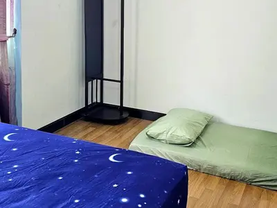 a room with two twin beds in a roomthritisthritisthritisthritisthritisthritisthritis at Sekinchan Family-style XL Size Homestay in Sekincan