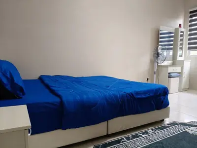 a bedroom with a blue bed in a room at Adila Alfina Heaven Homestay Cameron Highlands in Tanah Rata