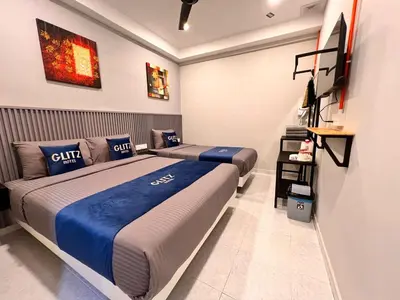 a bedroom with two beds in a room at Glitz Hotel in Brinchang