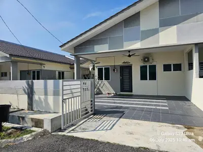 a house with a fence in front of it at Homestay ZAF sitiawan in Sitiawan