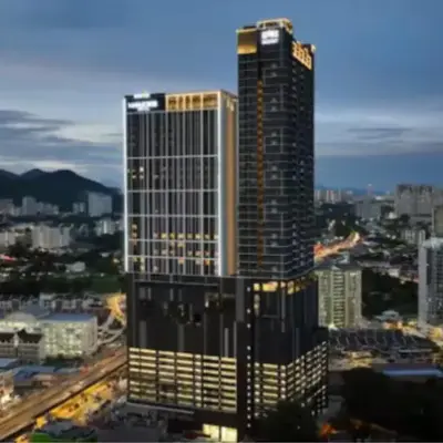 High Rise Haven 3BR Rooftop Pool Stylish Comfort 9pax