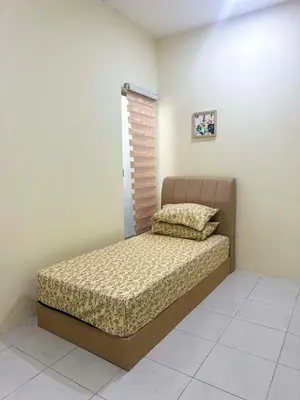 a bedroom with a bed in a room at Hana Homestay Seri Iskandar in Seri Iskandar