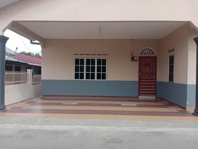 a house with a red door and a garage at Homestay bonda tanjung malim in Kampong Keteyong
