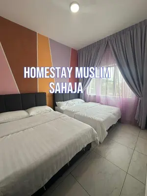 two beds in a room with a sign that reads honeyvisormus sidx sidx at Adik Aisyah homestay cameron quintet A3-7-3 in Tanah Rata