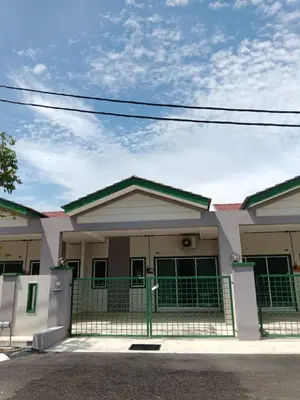 a house with a fence in front of it at Homestay Ismail LEKIR in Sitiawan