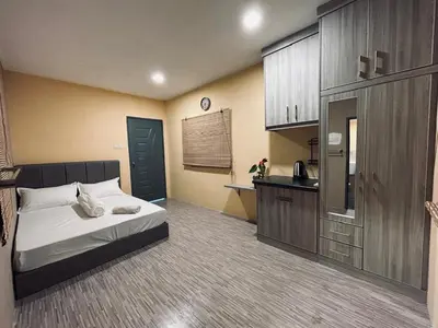 a small room with a bed and a kitchen at Homestay Kenangan Kati Kuala Kangsar in Kuala Kangsar