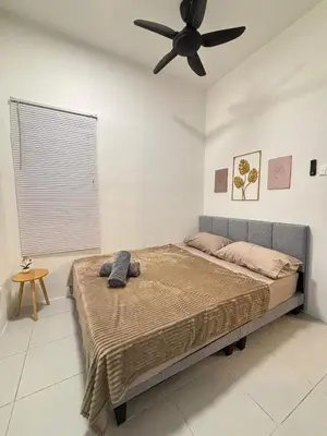 a bedroom with a bed with a ceiling fan at NAZS Homestay 4 bilik tidur 3 bilik air in Sungai Petani