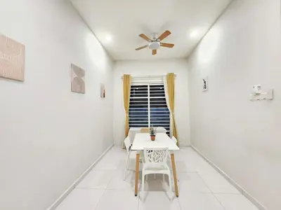 a dining room with a table and a ceiling fan at Ipoh Seri Botani 5br22 pax bbq mahjong in Kampong Kepayang