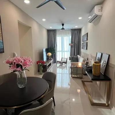 Cozy Modern Condo with Pool & City Access