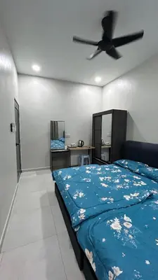 a bedroom with a bed and a ceiling fan at Kuala Kubu Bharu Guesthouse Hotel in Kuala Kubu Baharu