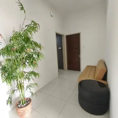 RoomB w attached bathroom w bathtub