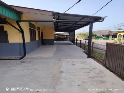 awning over a sidewalk in front of a building at Homestay Haji Omar Sungai Dua Butterworth in Kampong Lahar Yooi