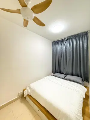 a bedroom with a ceiling fan and a bed at Cameron Jaya Homestay 8pax in Tanah Rata