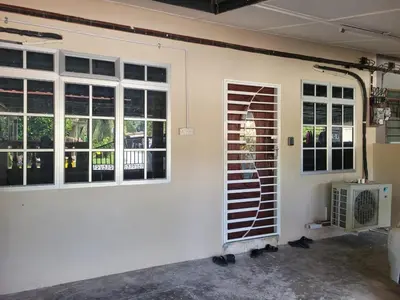 a white wall with windows in a room at Budi Homestay Taman Jati in Ipoh