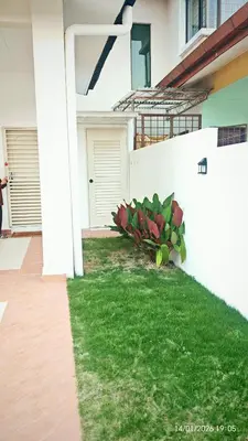 a house with a green lawn in front of it at Homestay Si Manja Kini Bertam 4 Bilik Semi D 2 Tingkat in Kepala Batas