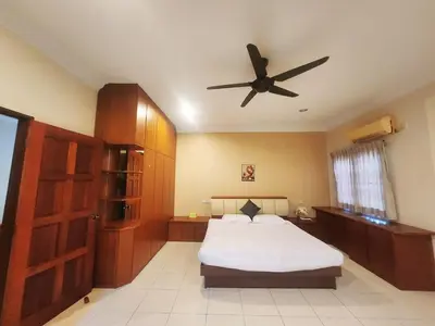 a bedroom with a bed and a ceiling fan at Ipoh sunway lostworld 5br 15pax in Tambun
