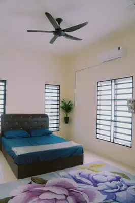 a bedroom with a bed and a ceiling fan at Wewe Homestay CL2 in Kampung Gajah