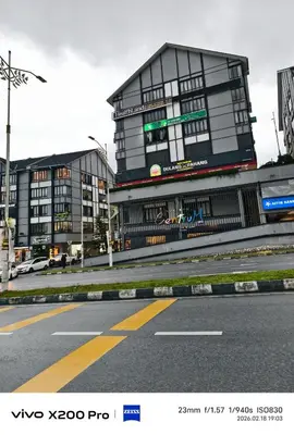 a building on the side of a city street at Adik Aisyah Hotel Studio Room Sun Harvest Citrus Centrum Brinchang in Brinchang