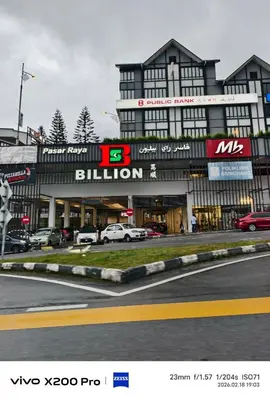 a building with cars parked in front of it at Adik Aisyah Hotel Studio Room Royal Silver centrum Brinchang in Brinchang