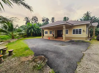 a small house with a driveway in front of it at Homestay selinsing in Simpang Ampat Semanggol