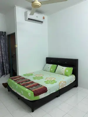 a bedroom with a bed in a room at Taiping Vacation Homestay in Taiping