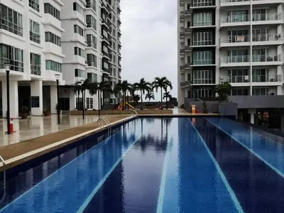 a swimming pool in the middle of two tall buildings at \u672c\u5e97\u597d\u6c11\u5bbf in Sekincan