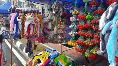 a market filled with lots of different types of items at My 2Rooms Apartments @ Golden Hills Pasar Malam in Cameron Highlands