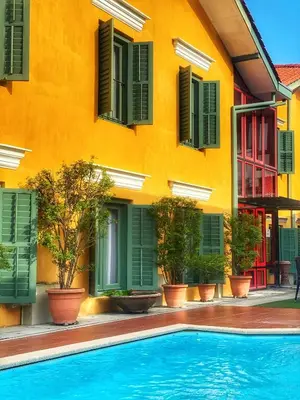 a building with a swimming pool in front of a building at Yeng Keng Hotel in George Town