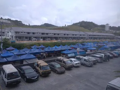 a parking lot with cars parked in front of a building at Mariana Barrington Square Goldenhills Pasar Malam Cameron Highlands in Cameron Highlands